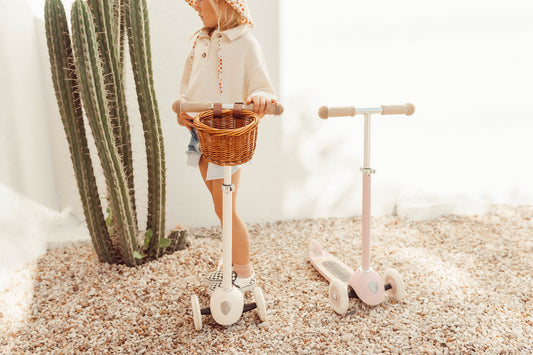 Design vintage de la trottinette Banwood avec panier en osier